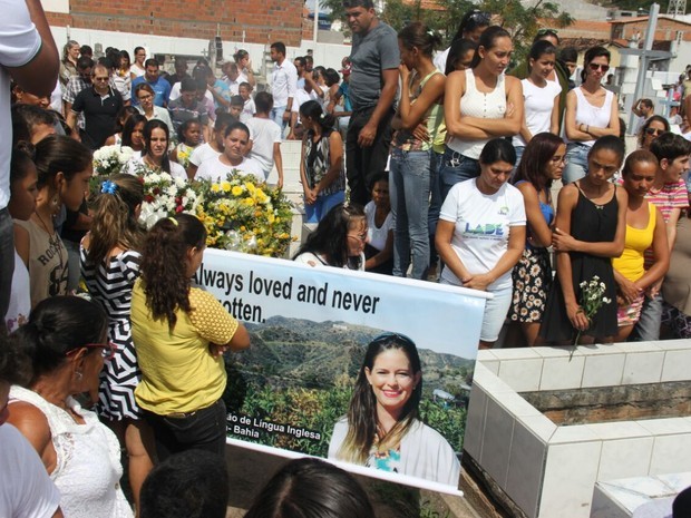 Professora morta a facadas dentro de casa é enterrada no interior da Bahia