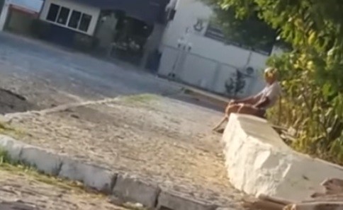 idoso é filmado abusando sexualmente de uma cadela em plena praça